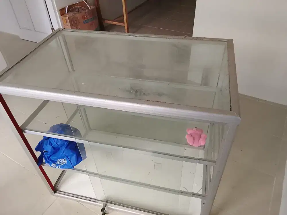 Dijual Etalase dan Meja panjang