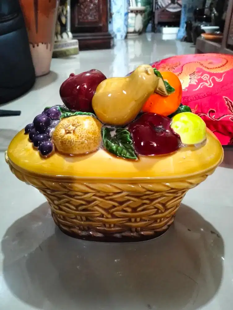 Wadah keramik pajangan