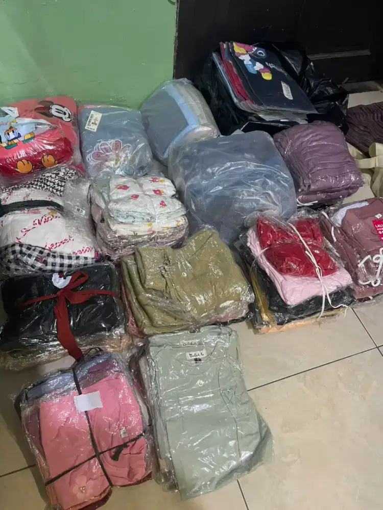 Pakaian anak sisa dagangan