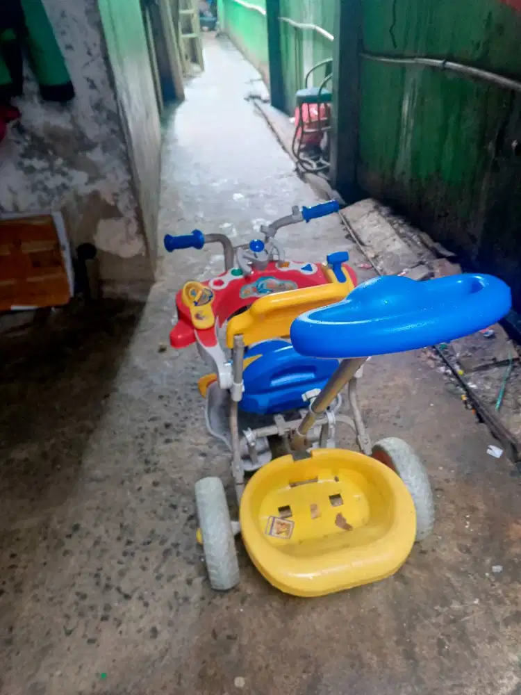 Dijual sepeda roda tiga anak merk Family