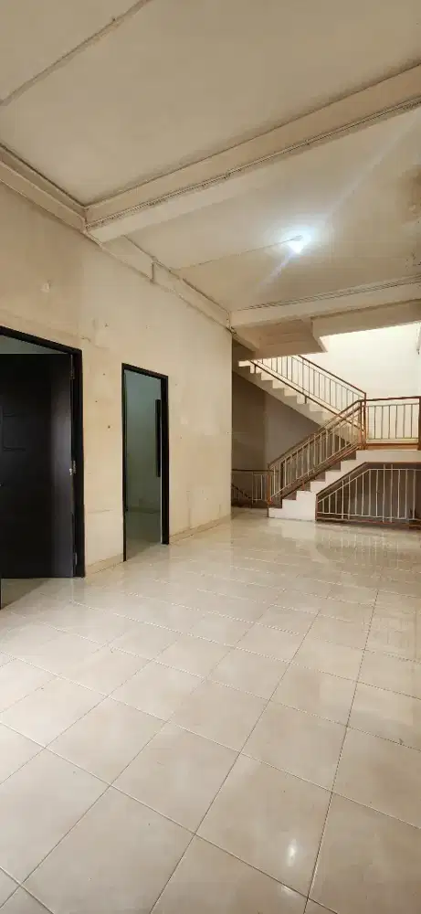 Rumah 2 Lantai Kokoh di Kemanggisan – Plafon Tinggi, Dekat BINUS