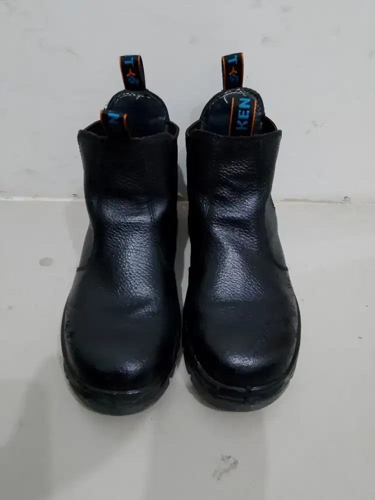 Di jual sepatu safety
