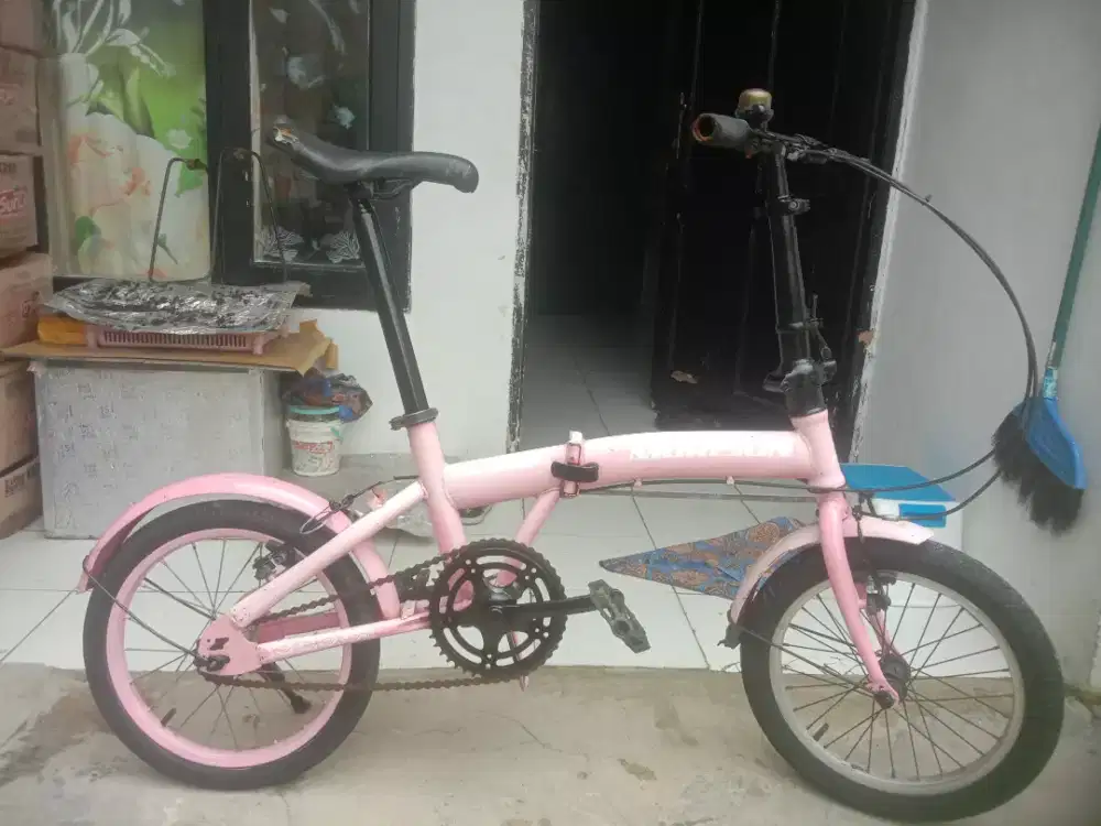 Sepeda lipat ukuran 16 single speed.