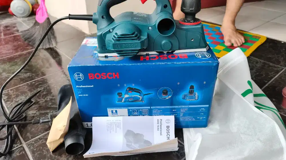 Mesin serut kayu BOSCH