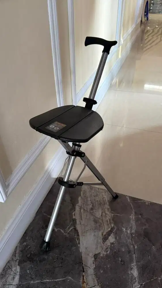 Tongkat bekas multifungsi untuk lansia