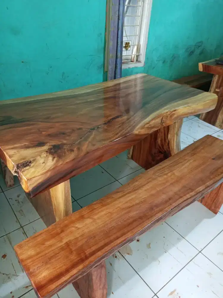 MEJAKAYU TREMBESI UTUH SOLIT