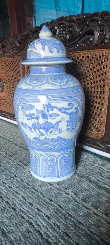 Guci Keramik Motif Manusia (Pajangan Klasik)