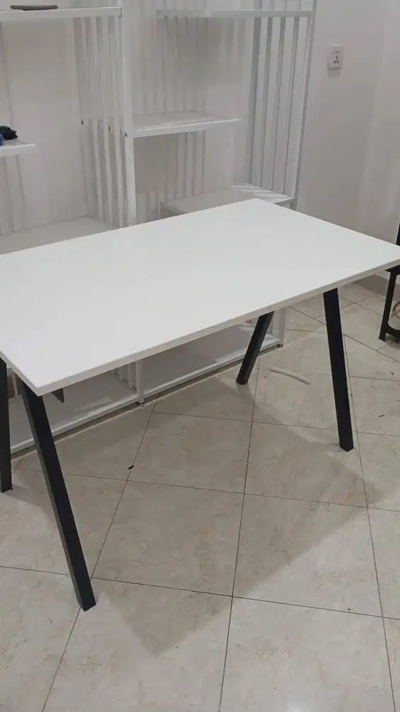 Meja Kantor IKEA (Trotten) 120x70 Warna Putih-Antrasit