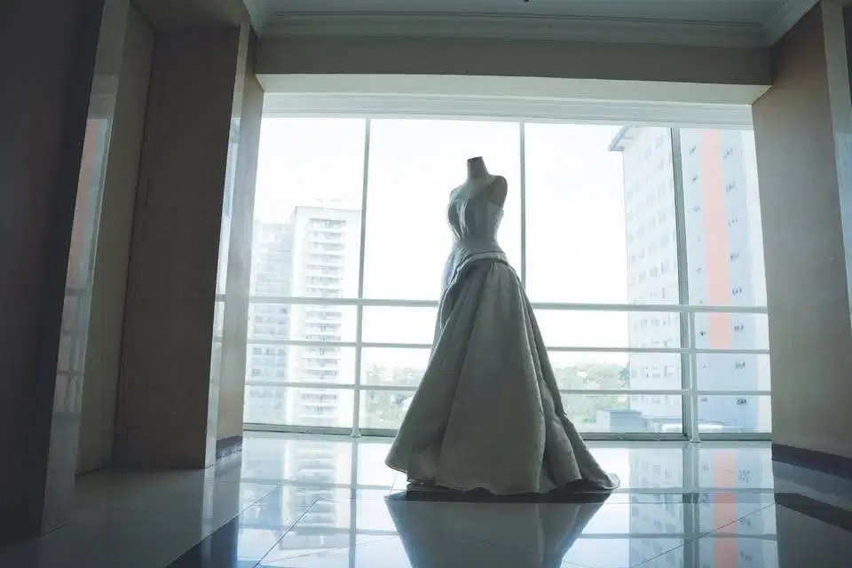 white dress sesuai foto sudah di laundry bersih