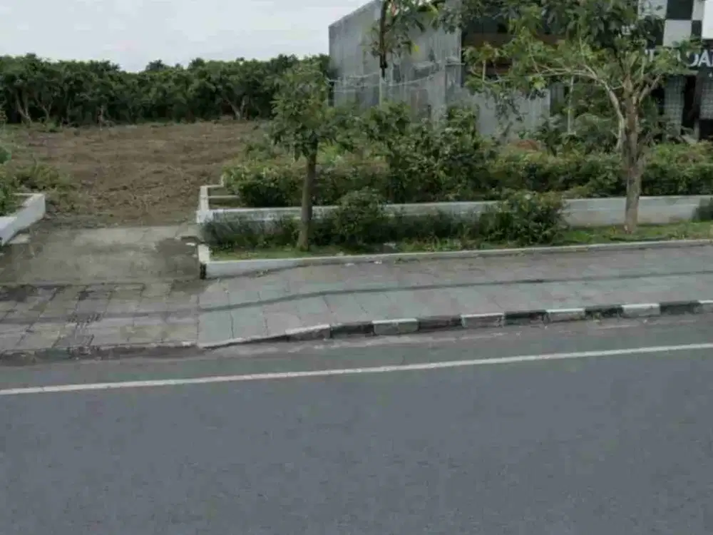 Di sewakan Lahan lebar muka 8 pinggir jalan .