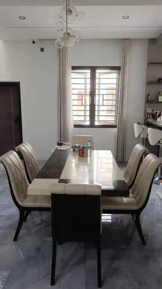 Meja makan batu set 6 kursi kulit empuk