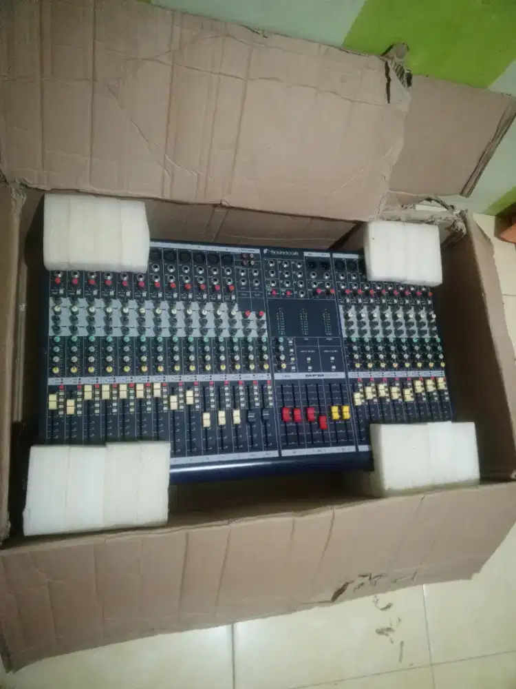 Mixer SOUNDCRAFT MPM-24/4 mulus