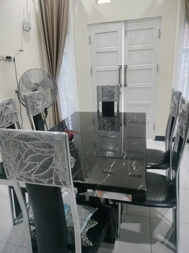 Meja makan 6 kursi