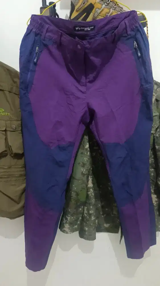 Celana outdor cocok untuk hiking naik gunung dan olahraga.