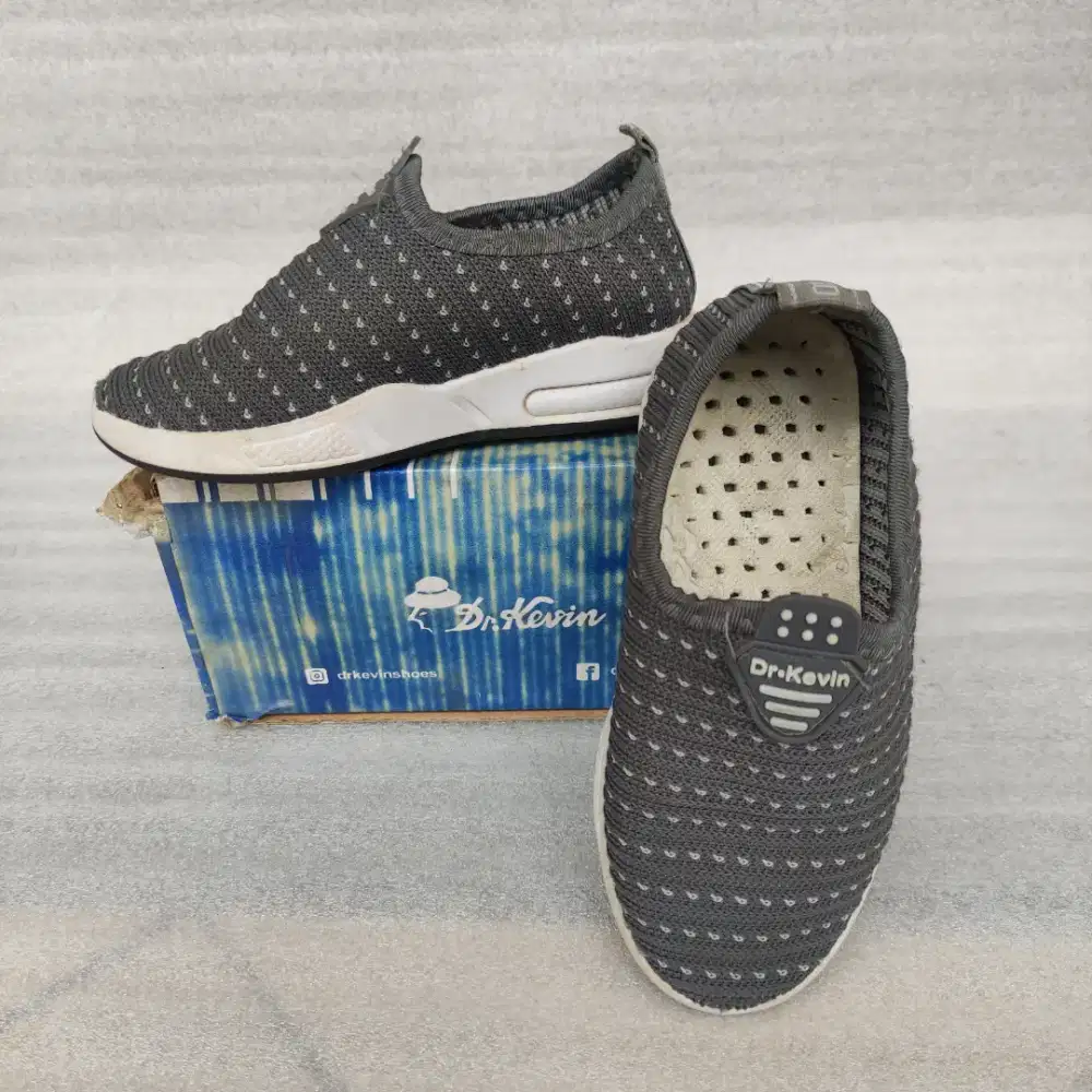 Preloved Sepatu Anak Slip-on, Dr.Kevin, Abu, Size 27