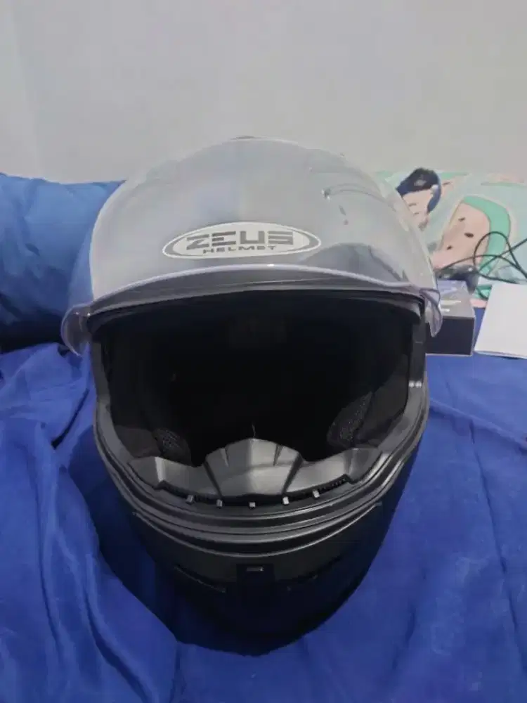 Helm zeus 813, baru kepake sebulan dan itu juga jarang di pake