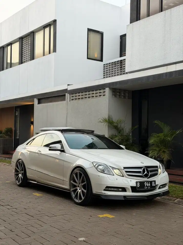 Mercedes Benz E200 Coupe AMG White on Red 2011 Sangat Terawat