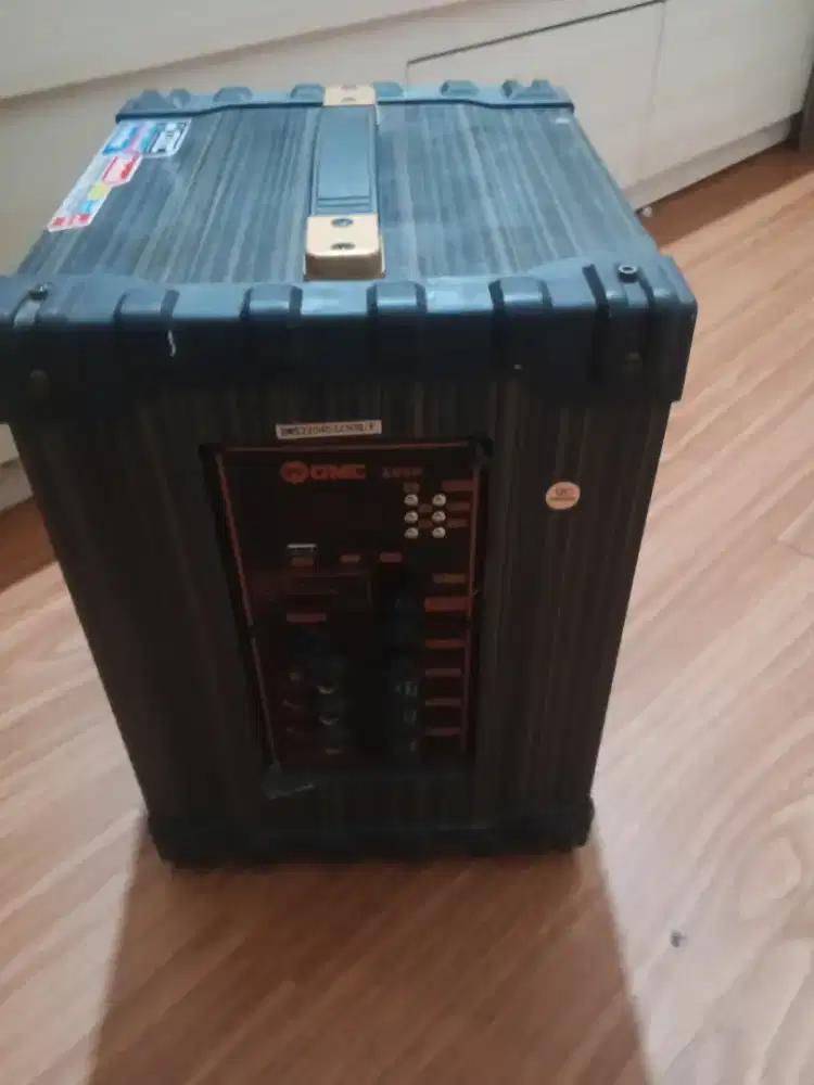 SPEAKER GMC like new