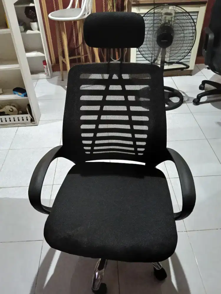 2 buah kursi kantor