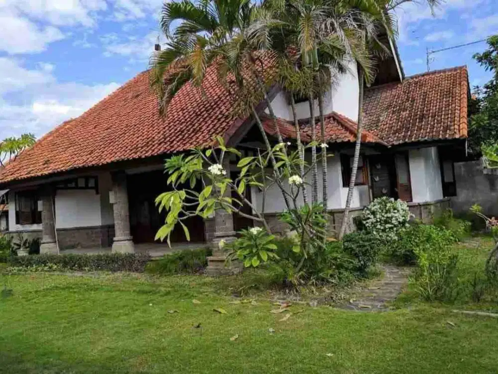 Rumah klasik 880m2 halaman luas raya tk yeh sungi renon jl7mtr hotmik