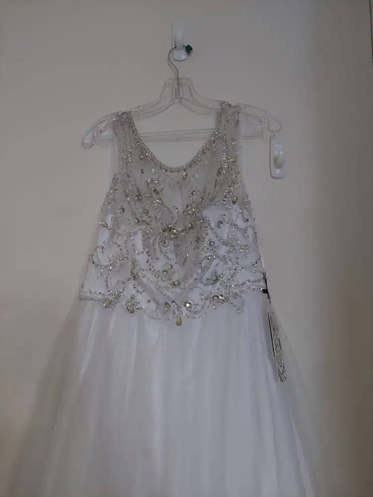 Gaun Putih dengan Payet Panjang 152.5 m