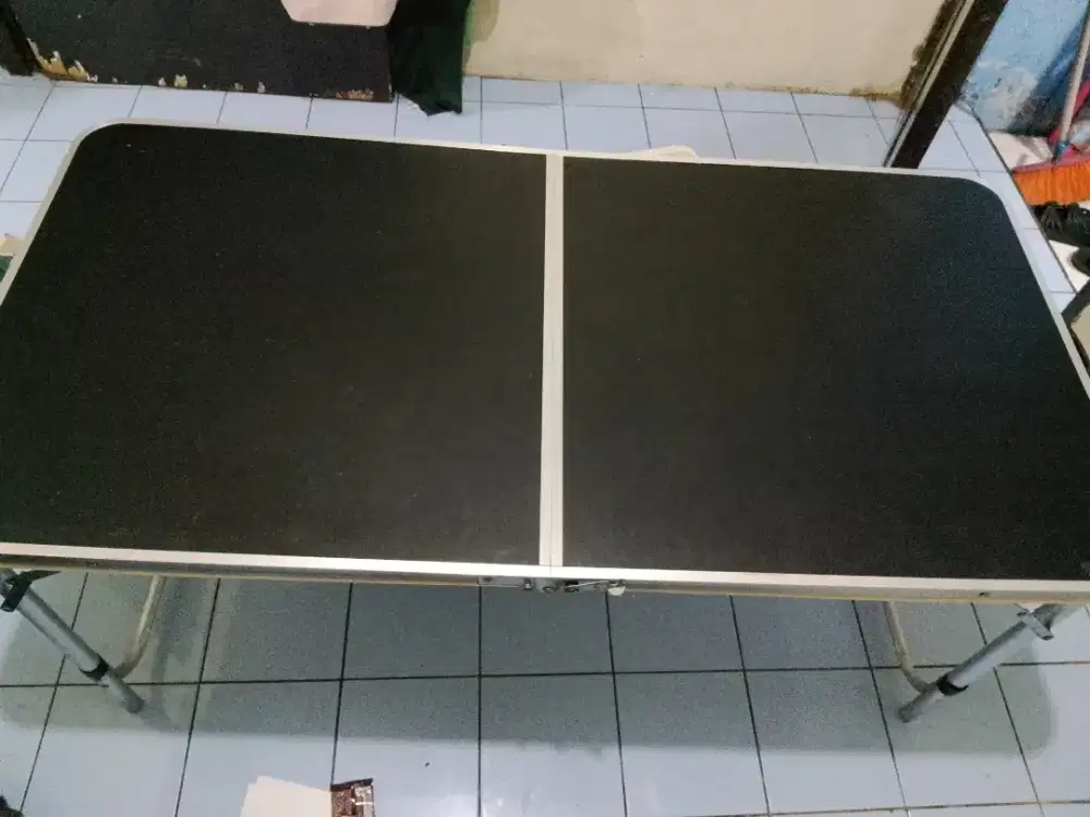 Meja lipat warna hitam