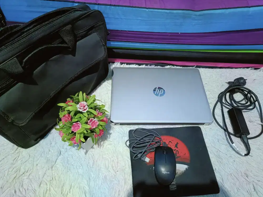 Laptop HP bonus tas laptop, mousepad dan mouse cable