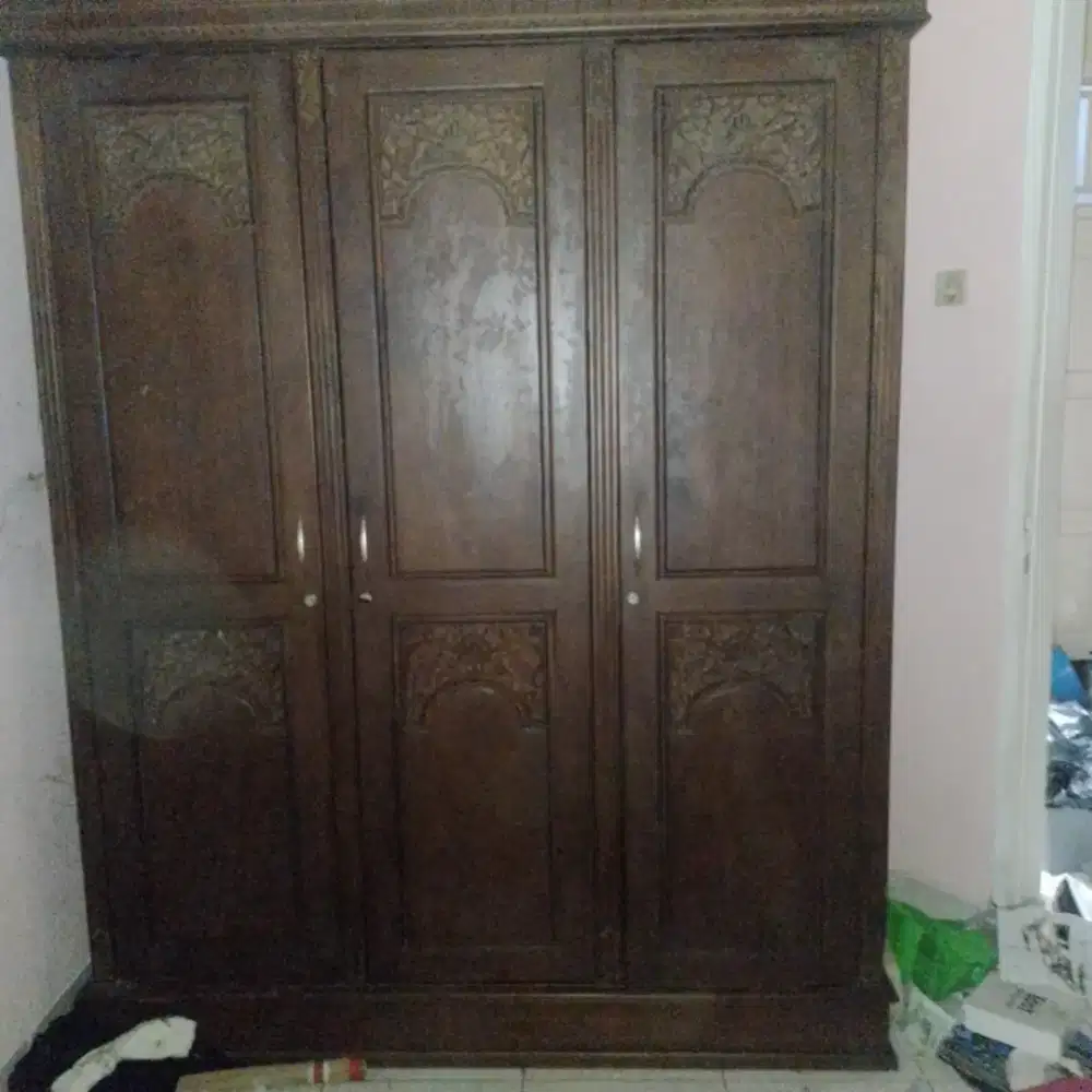 Lemari kayu jati ukir