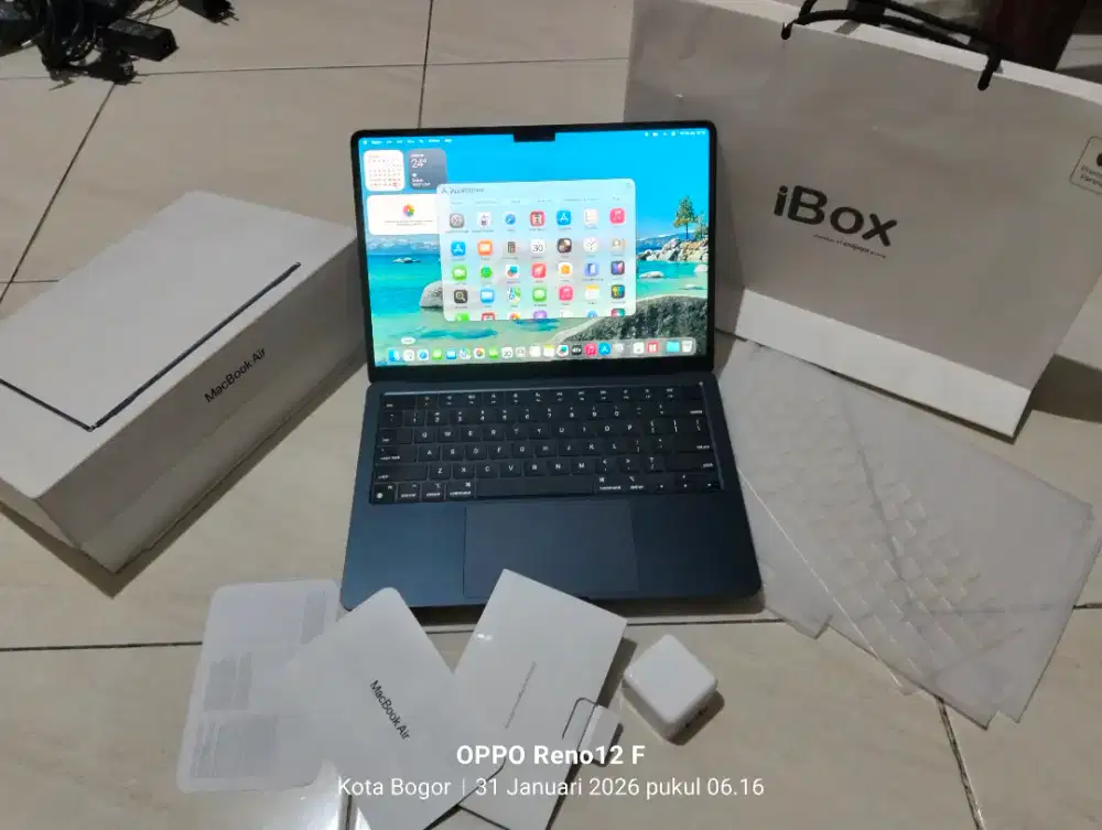 Dijual macbook Air M3 2024 grnsi on JULY 26 CC 6 BH 100 Lengkp Fulset