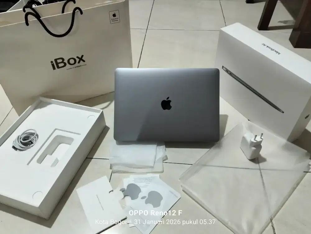 Dijual Macbook Air M1 2020 grnsi ON IBOX Lengkap CC 1 BH 100 Lengkp