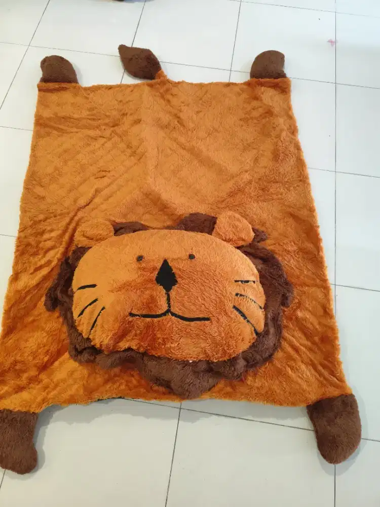Karpet bulu boneka singa kondisi masih bagus
