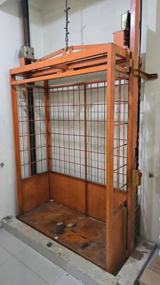 Lift barang gudang/ ruko