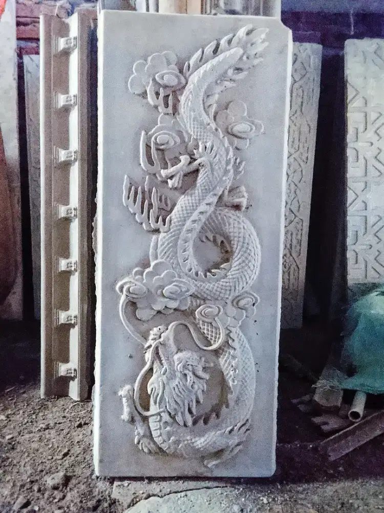 Ornamen dinding motif naga ukir beton