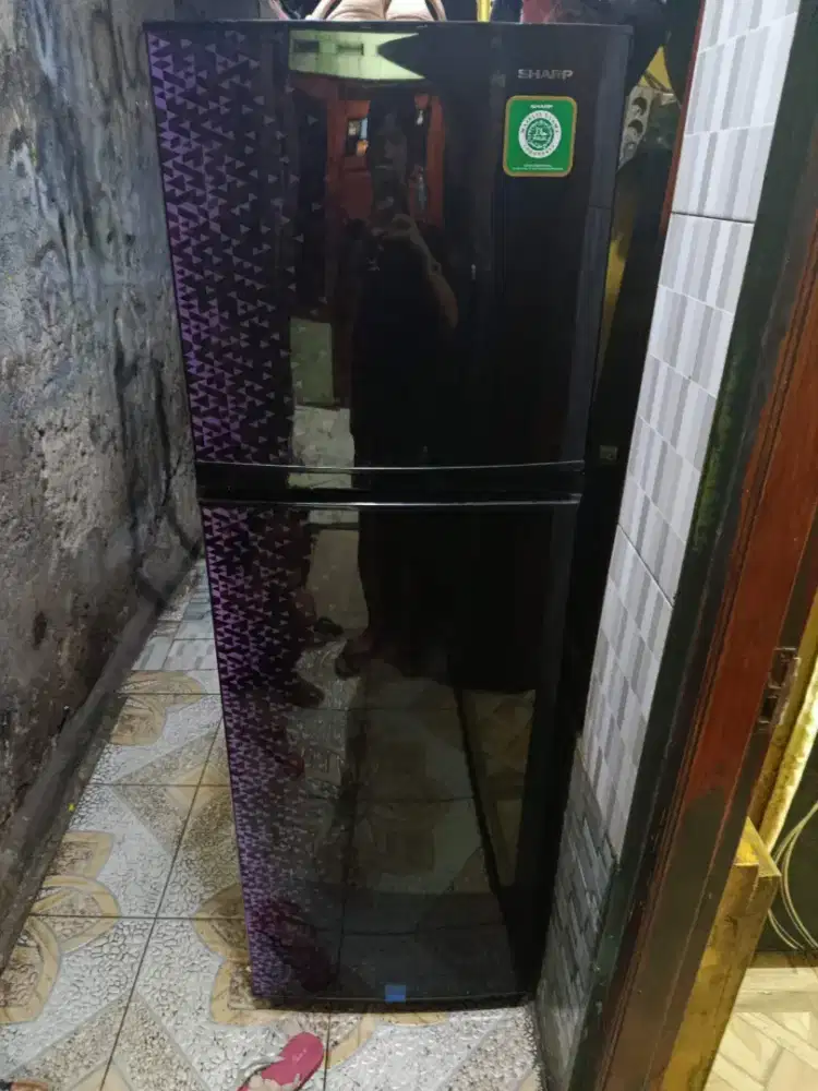 Kulkas 2 pintu merek Sharp jumbo