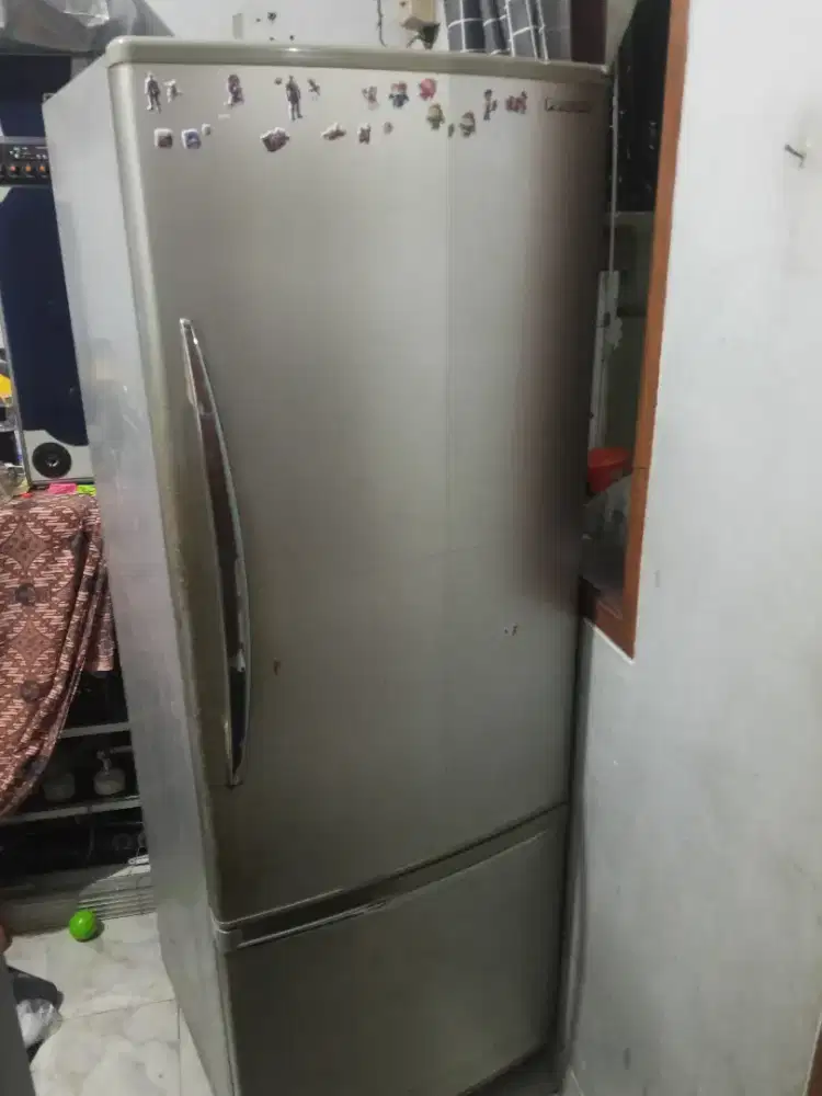 Kulkas jumbo 2 pintu kondisi normal dingin bnget tinggal 170cm