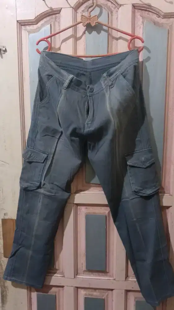 Celana kargo slim fit