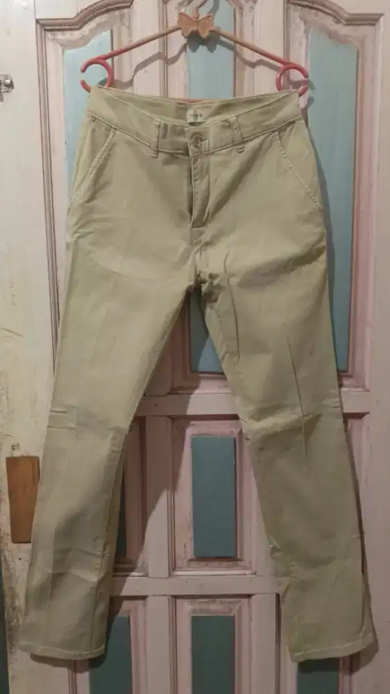 Celana chinos slim fit