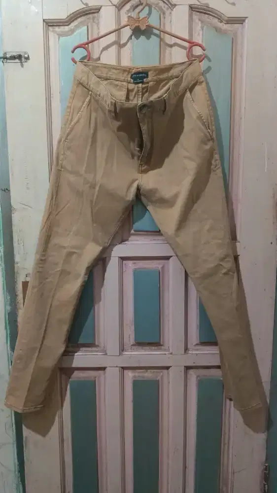 Celana chinos slim fit