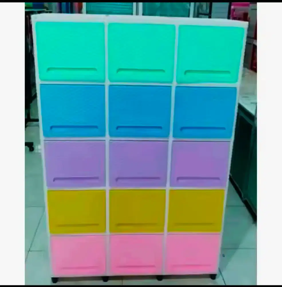 Lemari baju warna warni