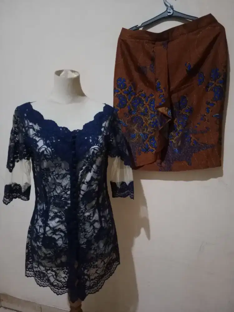 Kebaya Sabrina dan Rok Mulus