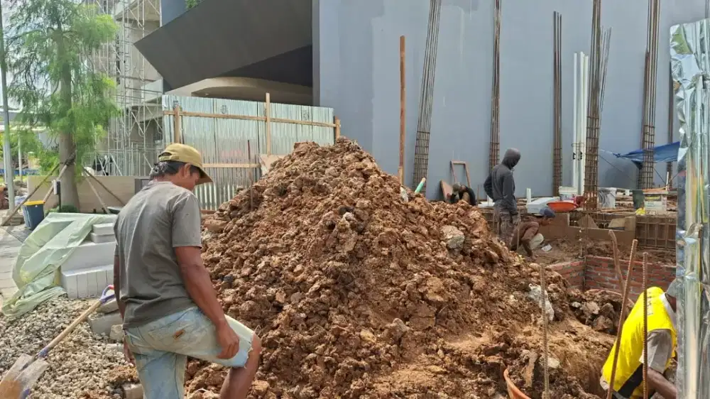 Urugan tanah campur dan buang puing