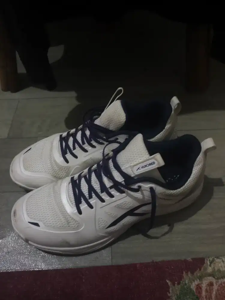 sepatu badminton hundred velocity z uk 43