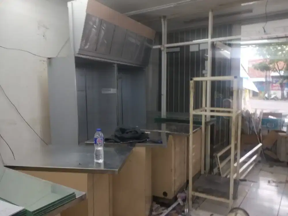 BORONGAN EKS SATU TOKO INDOMART TUTUP