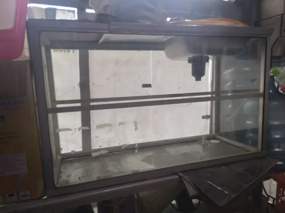 Etalase kaca,panjang 100,lebar40,tinggi 60