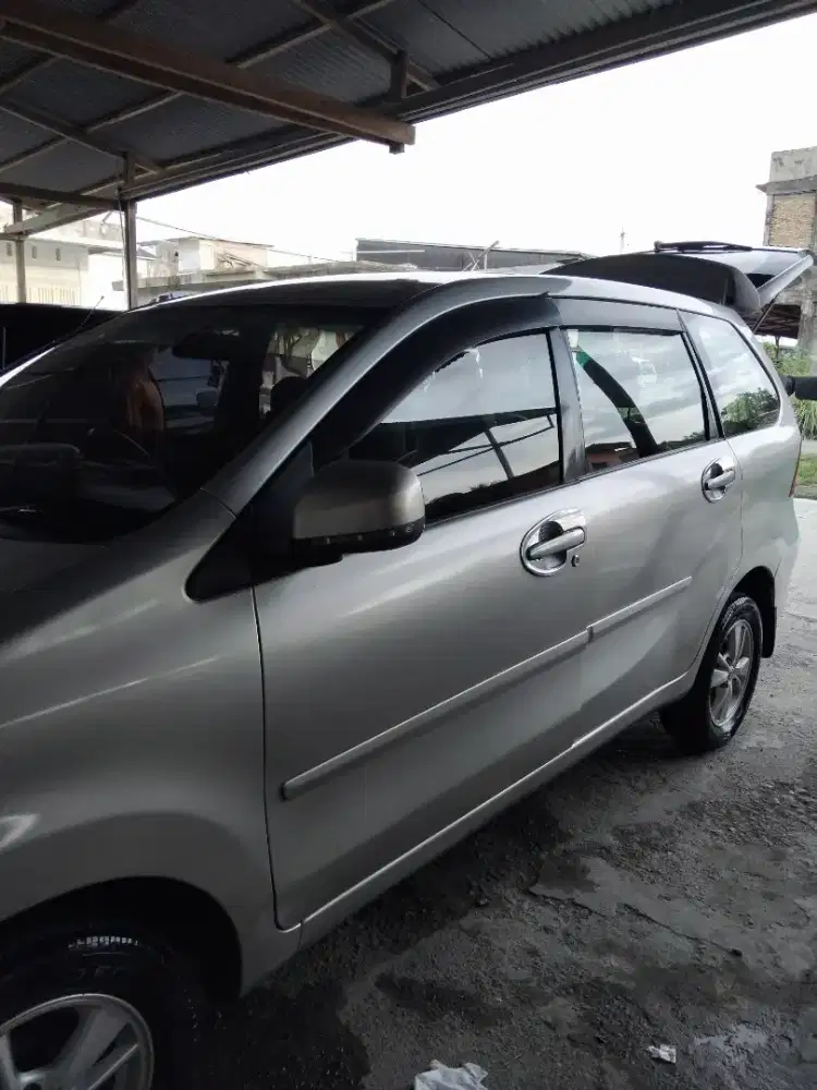 Dijual mobil Daihatsu Xenia Deluxe 1.0, th 2012 Manual
