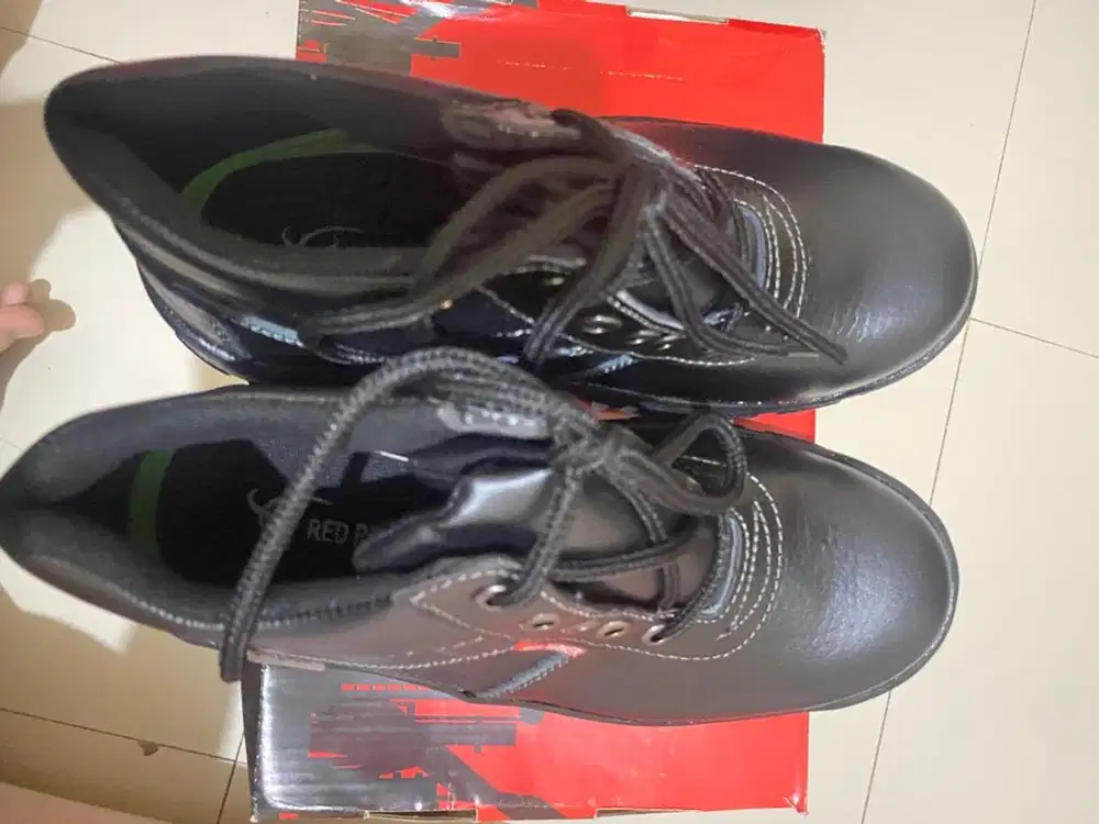 SEPATU SAFETY RED PARKER