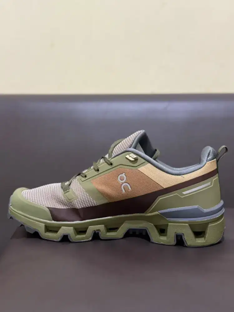 Sepatu on cloud waterproof  (44) trail/running
