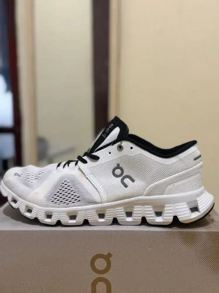 Sepatu on cloud (43) dan (44) sport/running