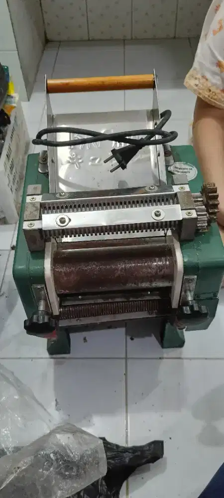 Mesin penggiling mie