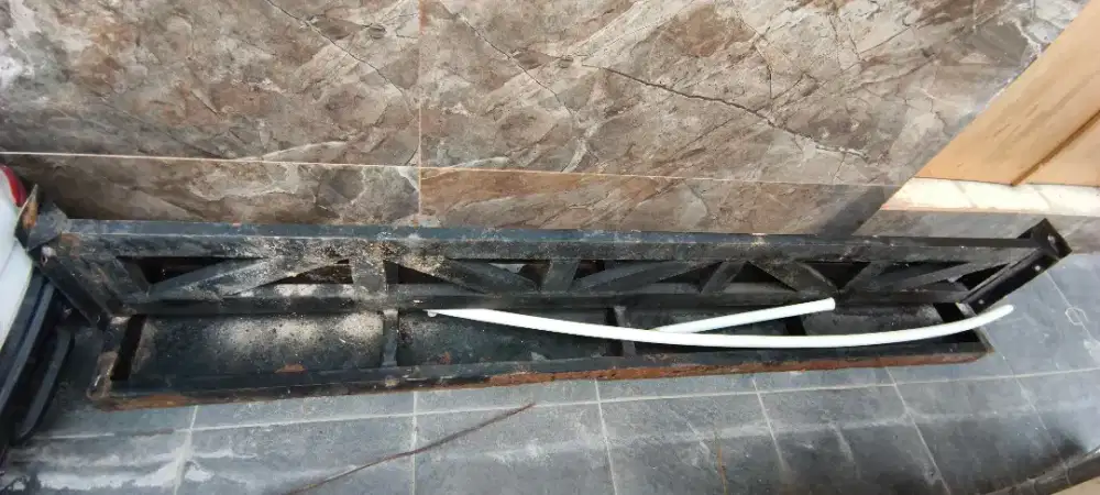 Besi bekas naruh barang di gudang